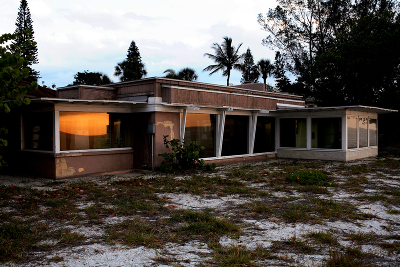 Illustration for article titled The Faded Glory of Dilapidated Modernist Homes